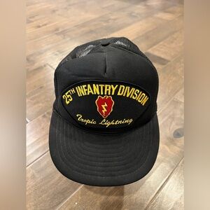 US Army 25th Infantry Division Mens Black Tropic Lightning Snapback Trucker Hat